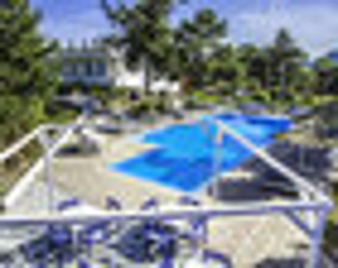 Pine Trees Art Hotel - Außenansicht