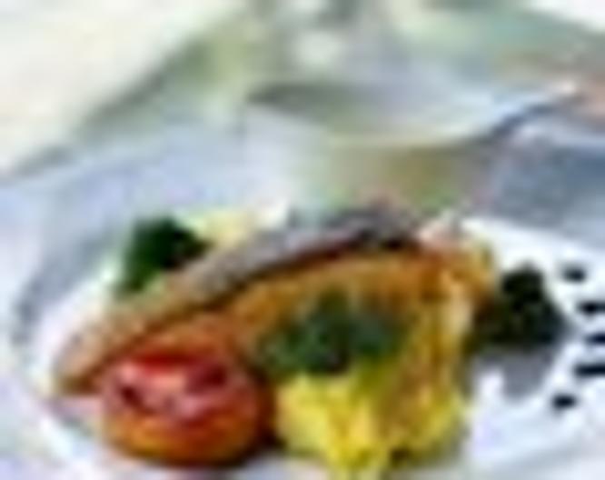 The Bell Pool Villa Resort - Essen und Trinken