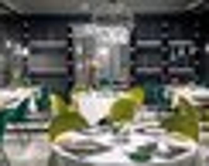 Plaza E De Russie - Essen und Trinken