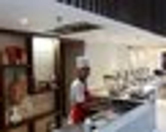 Royal Orchid Golden Suites - Essen und Trinken