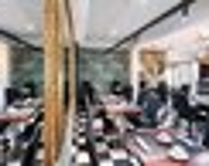 Salles Hotel Aeroport de Girona - Essen und Trinken