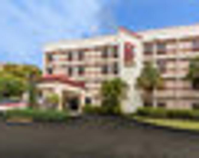 Red Roof Plus Miami Airport - Außenansicht