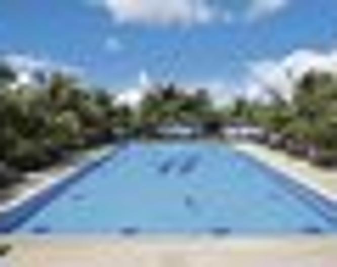 Hulhule Island Hotel - Pool