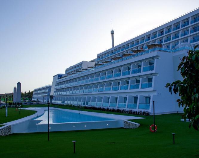 Grand Luxor Village - Außenansicht