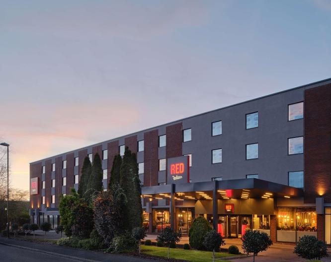 Radisson Red London Gatwick Airport - Außenansicht