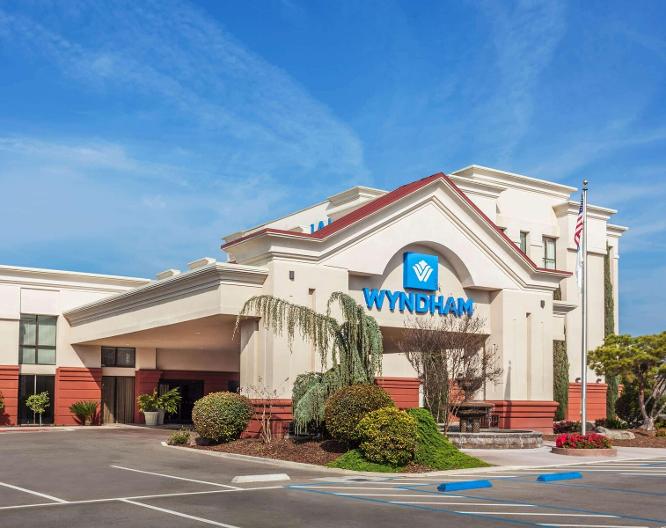 Wyndham Visalia Hotel - Außenansicht
