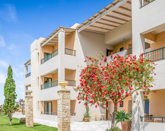 Golden Bay Aparthotel - Außenansicht