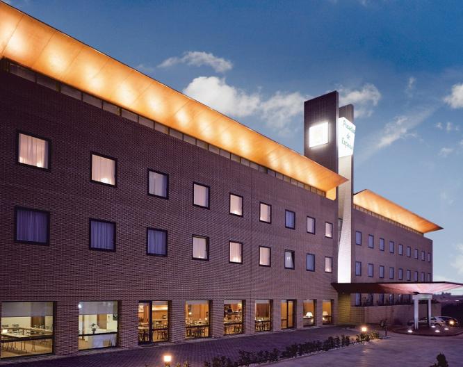 Posadas de España Paterna - Außenansicht