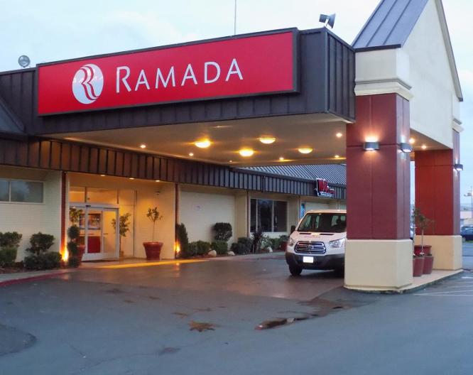 Ramada Sacramento - Außenansicht