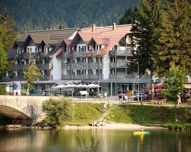 Hotel Jezero - Außenansicht