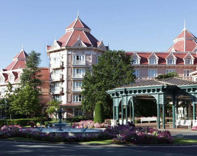 Disneyland Hotel - Außenansicht