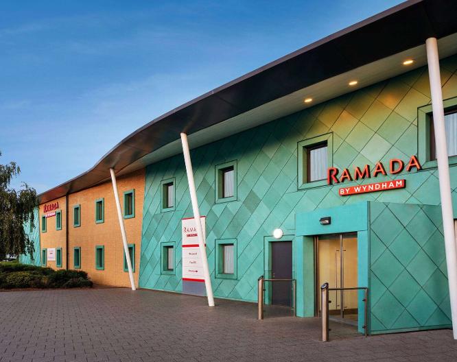 Ramada by Wyndham Cobham - Außenansicht