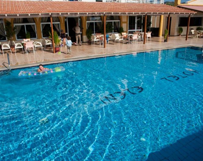 Eleni Hotel - Außenansicht