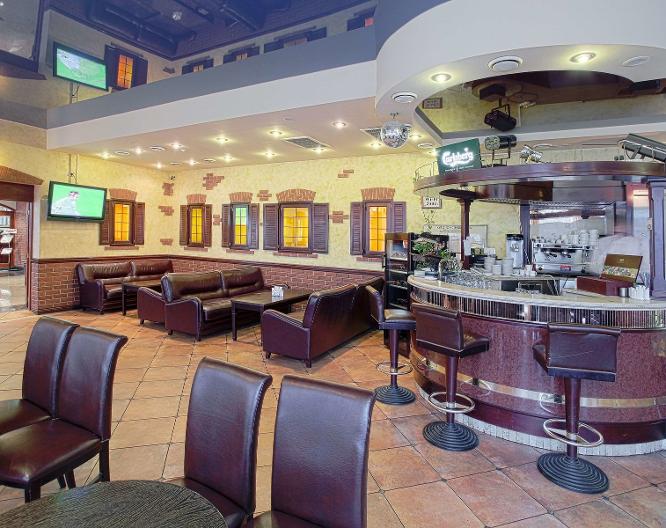 Premier Hotel Rus - Essen und Trinken