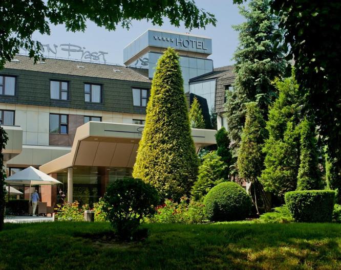 Crown Piast Hotel and Park - Außenansicht