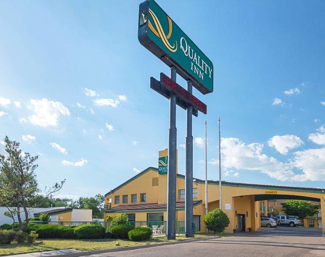Quality Inn East - Außenansicht