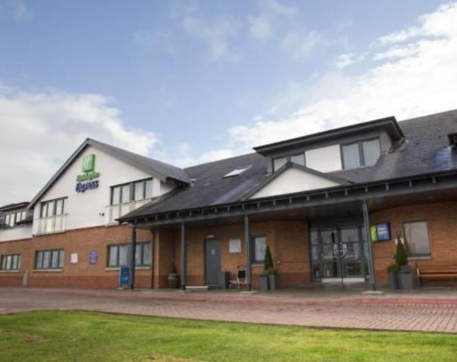 Holiday Inn Express Edinburgh Airport - Außenansicht