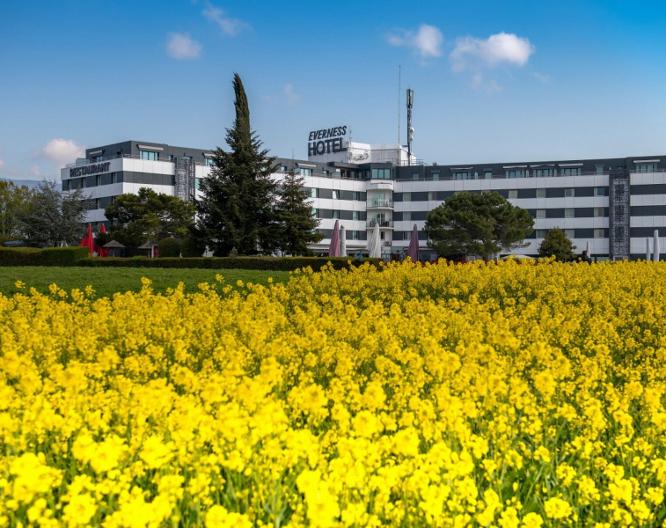 Everness Hotel & Resort - Außenansicht