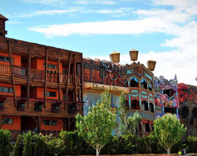 Pirates Village Apartments - Außenansicht