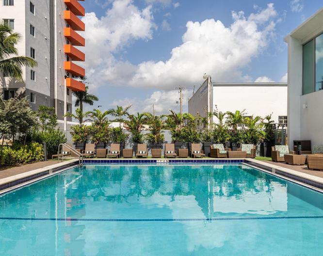 DoubleTree by Hilton Miami North I-95 - Pool