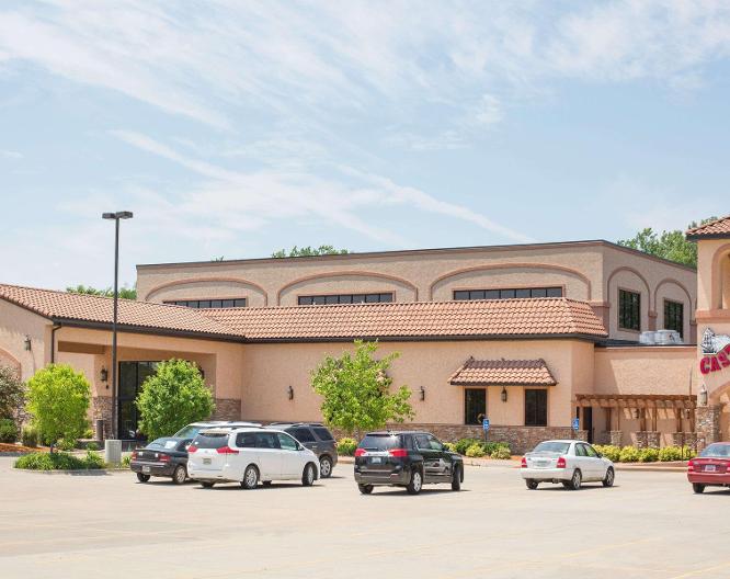 Ramada Tropics Resort / Conference Center Des Moines - Außenansicht
