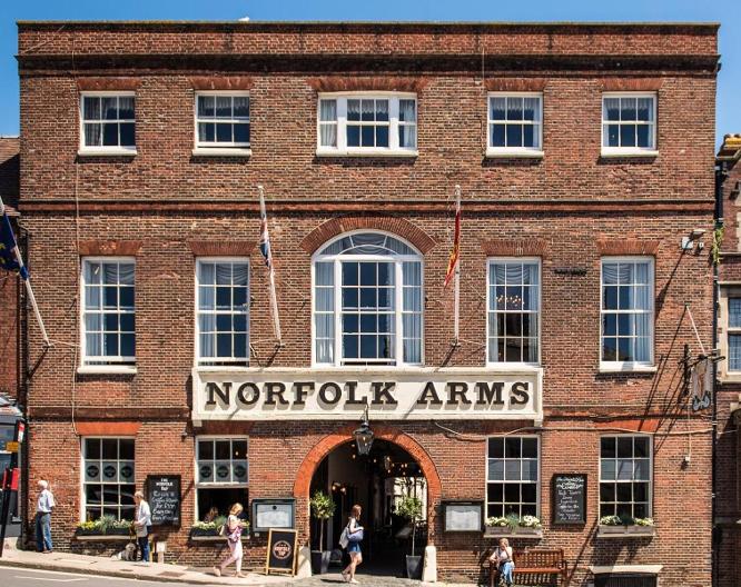 Norfolk Arms Hotel - Außenansicht