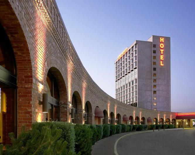 Red Deer Resort And Casino - Außenansicht