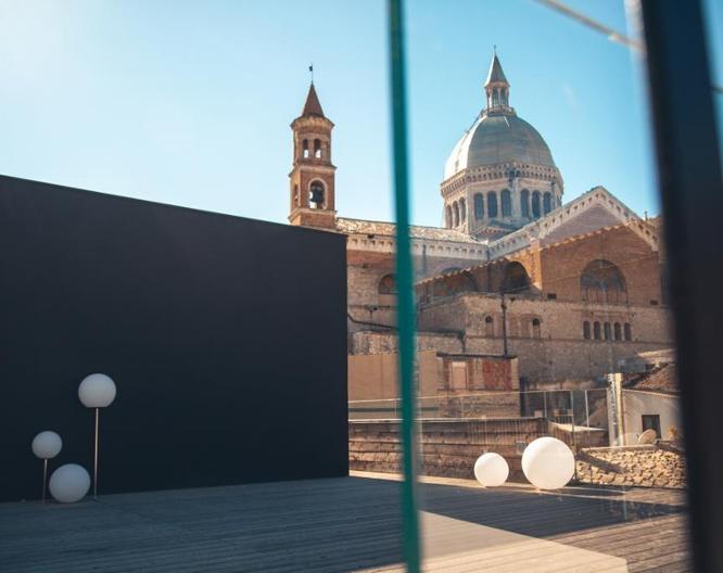 Alba Palace - Außenansicht