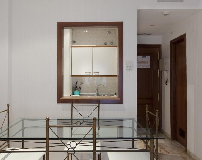 Apartamentos Vértice Bib-Rambla - Essen und Trinken