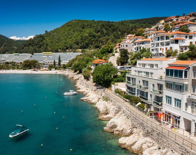 Adoral - Vue extérieure