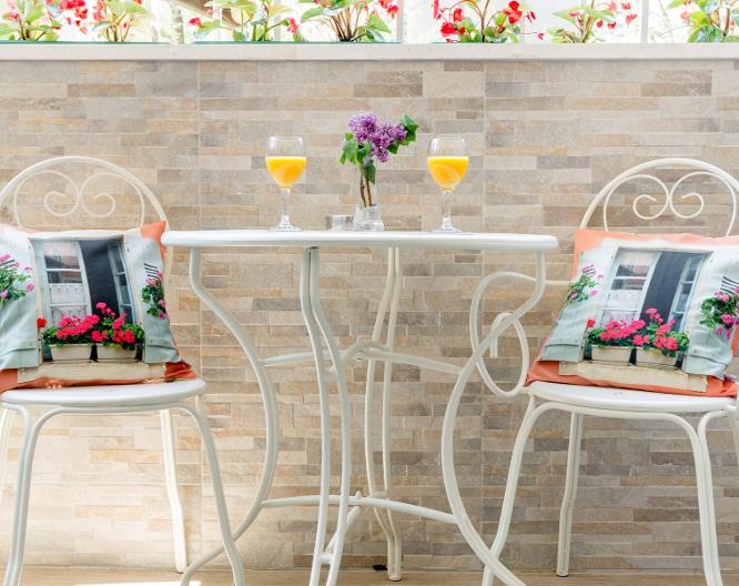Le Monde Luxury Accommodation - Essen und Trinken