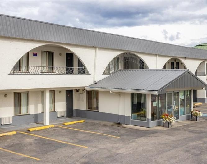 Howard Johnson by Wyndham Downtown Kamloops - Außenansicht