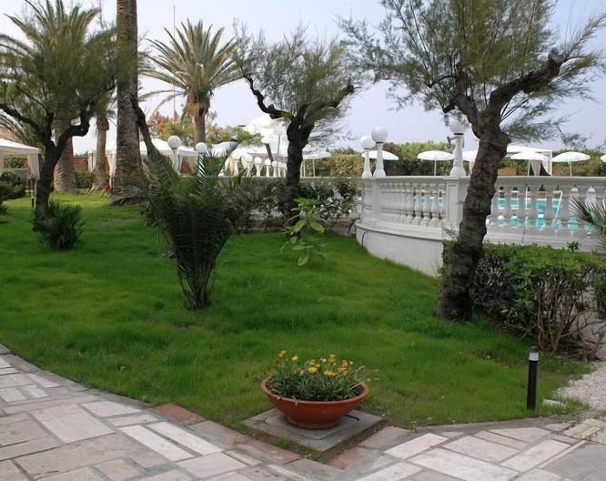 Domizia Palace - Außenansicht