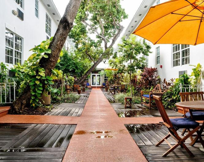 Tradewinds Apartment Hotel - Außenansicht