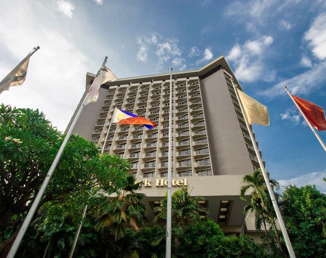 Century Park Manila - Außenansicht
