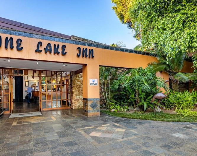 African Sky Hotels - Pine Lake Inn - Außenansicht