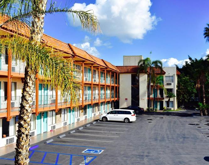 Days Inn by Wyndham Anaheim Near the Park - Außenansicht