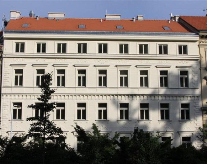 Red & Blue Design Hotel Prague - Außenansicht