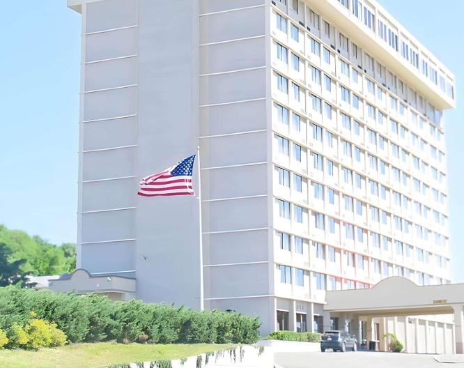Ramada by Wyndham North Bergen - Außenansicht