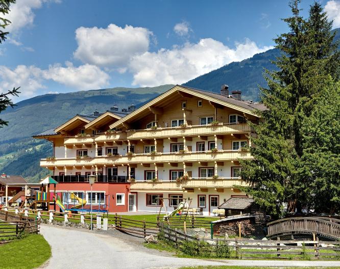 Familienhotel Grundlhof - Außenansicht