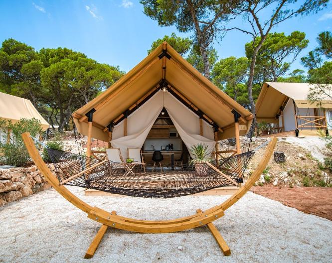 Arena One 99 Glamping - Außenansicht