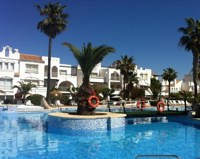 Apartamentos Golf Center Pueblo - Außenansicht
