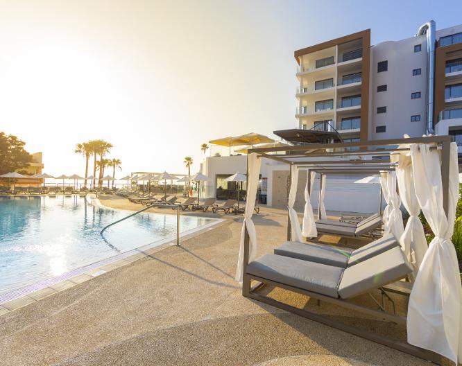 Leonardo Crystal Cove Hotel and Spa by the Sea - Außenansicht