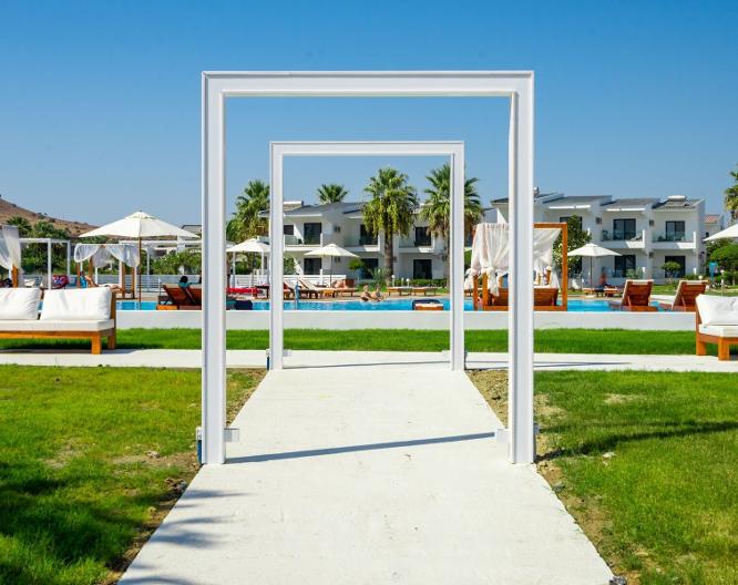 Kamari Plus Hotels - Außenansicht