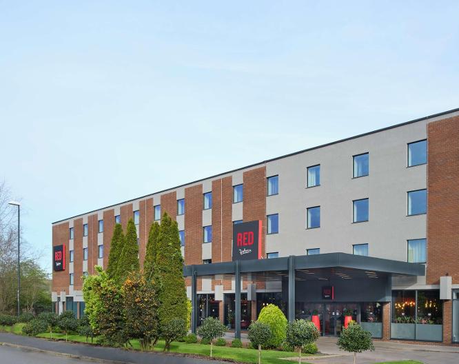 Radisson Red London Gatwick Airport - Außenansicht
