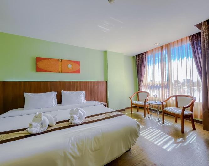 Eastern Grand Palace - Außenansicht