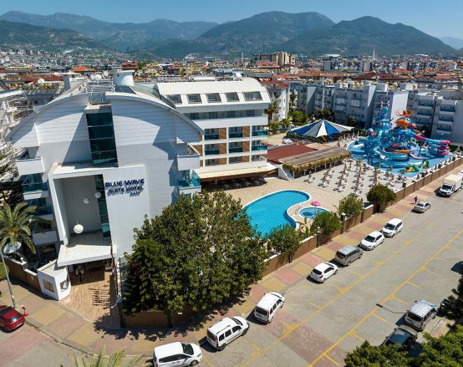 Blue Wave Suite Hotel - Außenansicht