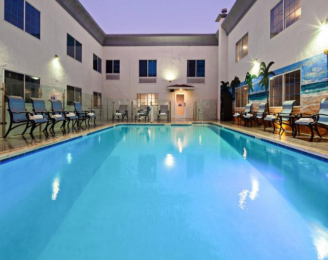 Holiday Inn Express Hollywood Walk of Fame - Pool