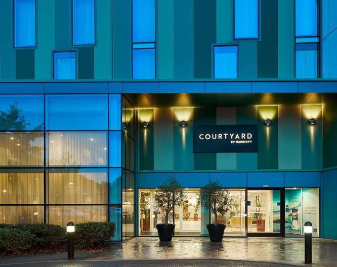 Courtyard London Gatwick Airport - Außenansicht