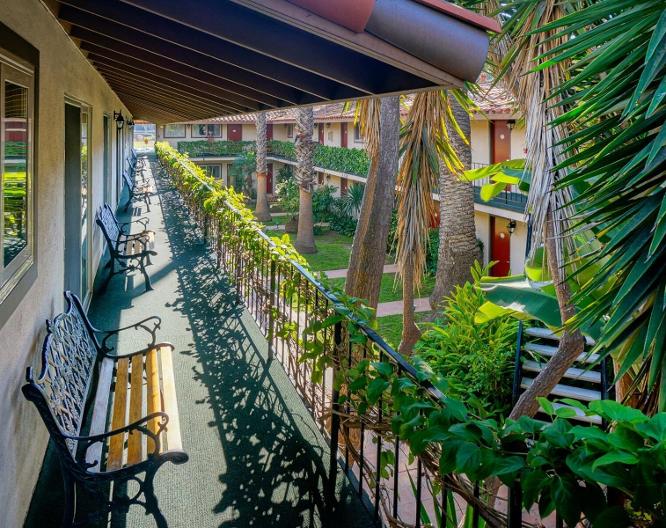 Inn by the Harbor - Außenansicht